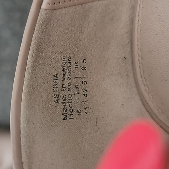 Kelly & Katie Misha Pump - Picture 5 of 7